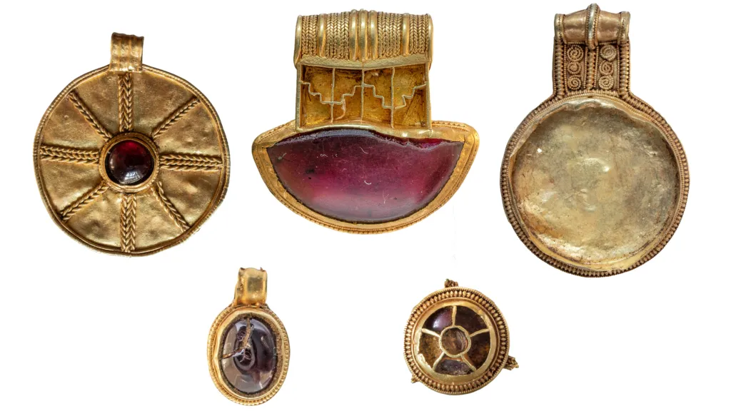 Gold: Breaking:  Jewellery from 7th Century Unearthed in Lincolnshire