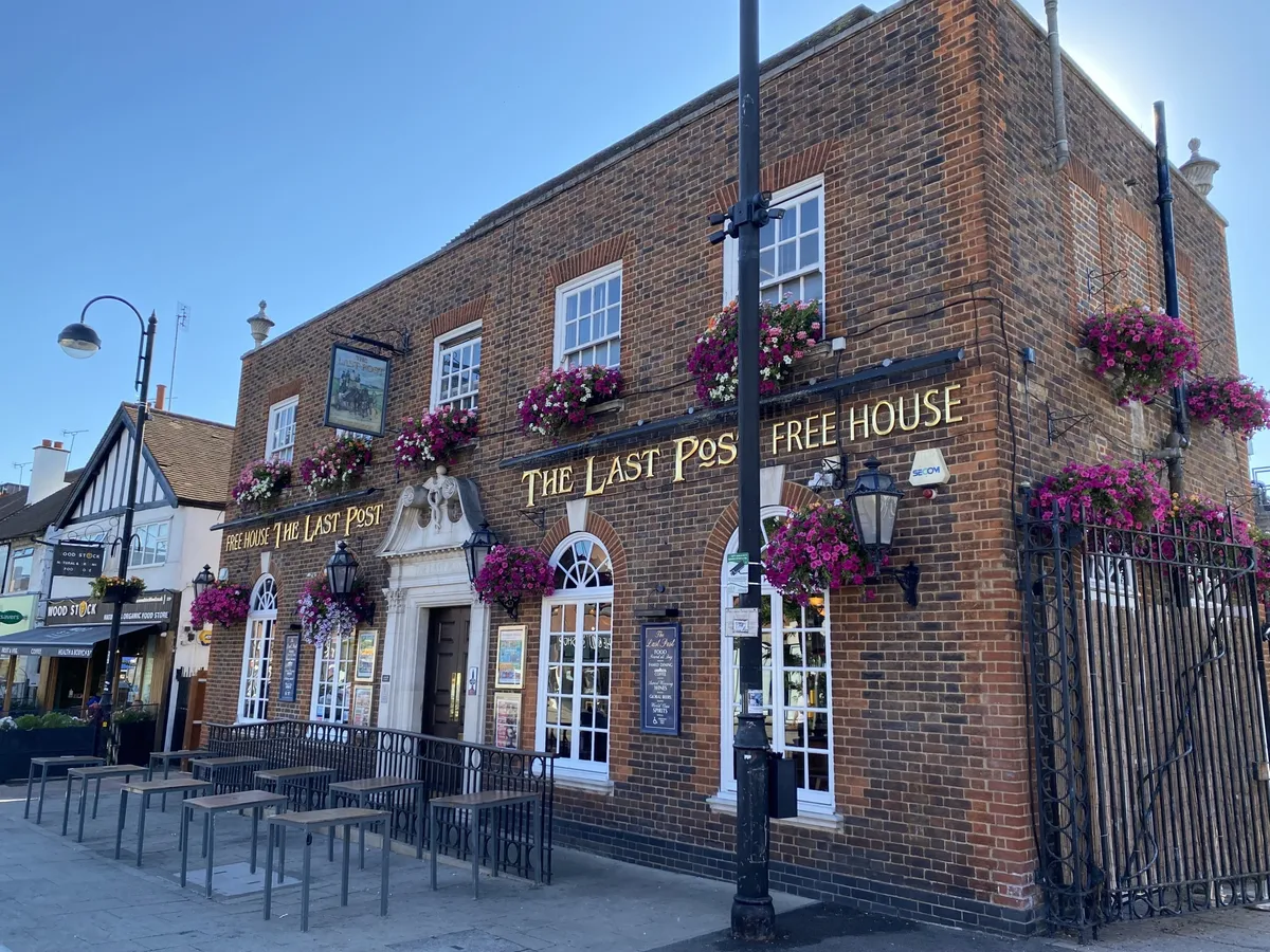 Wetherspoons Incident Sparks Outrage Among Reform UK Supporters