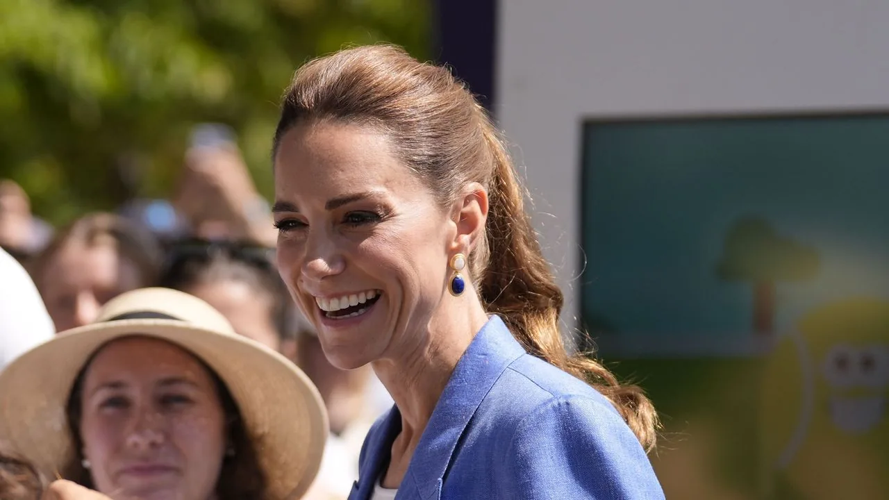 Princess of Wales greets tennis fans in Wimbledon queue