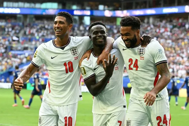 TOPSHOT - England's forward #07 Bukayo Saka (C) celebrates scoring his team's fifth goal with teammates midfielder #10 Jude Bellingham and defender #24 Reece James during the 2026 World Cup football tournament third-place match between France and England at the Miami Stadium in Miami on July 18, 2026. (Photo by ROBERTO SCHMIDT / AFP via Getty Images)